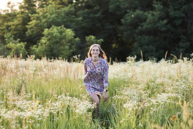 Parktaki Genç Kadın