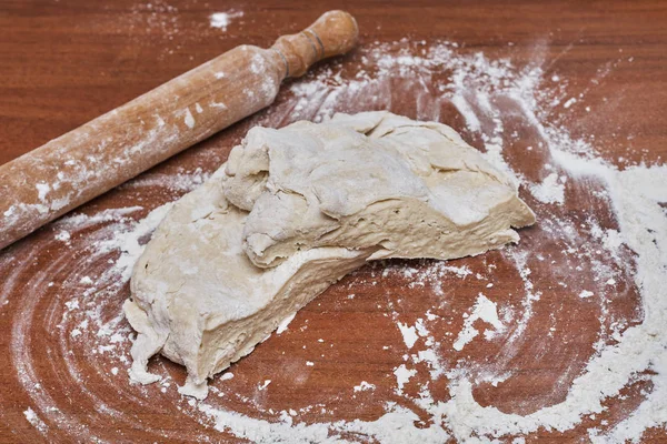 Ahşap masa üzerinde un ve oklava, yakın çekim