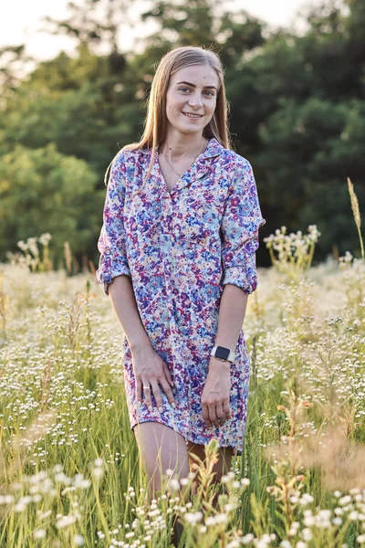 Tarlada güzel bir kız