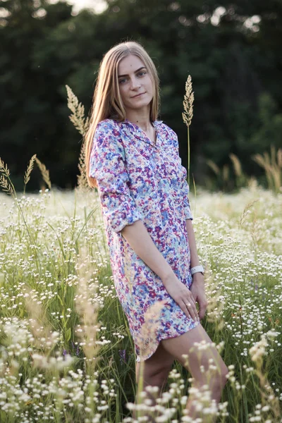 Tarlada güzel bir kız