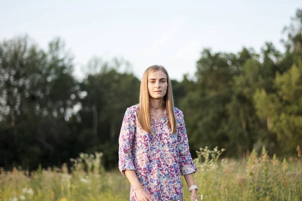 Tarlada güzel bir kız