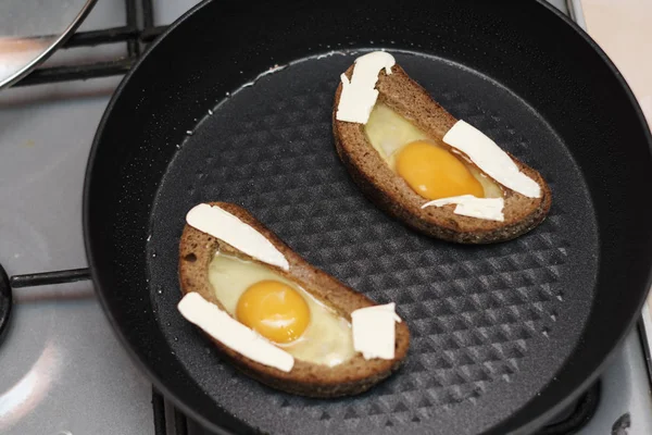 Brood Schijfjes Bakken Met Eieren — Stockfoto