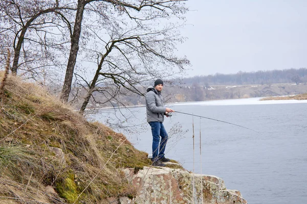 川で釣りをする若者 — ストック写真
