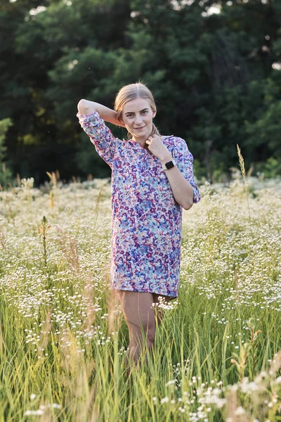 Tarlada güzel bir kız