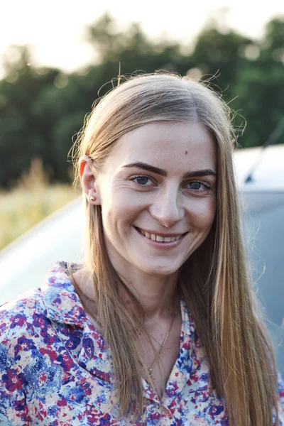 Güzel bir genç kadının portresi.