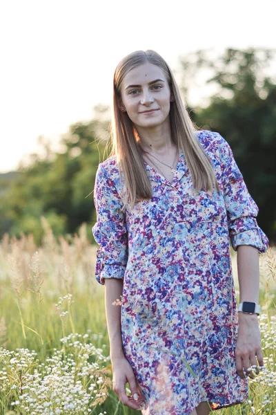 Tarlada güzel bir kız