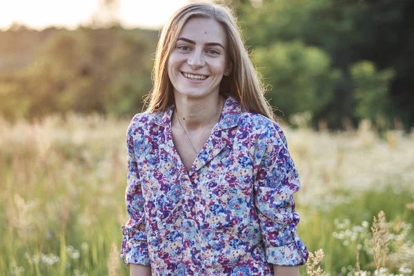 Tarlada güzel bir kız