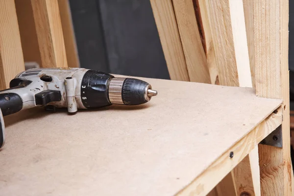 ahşap yüzeyde elektrikli tornavida
