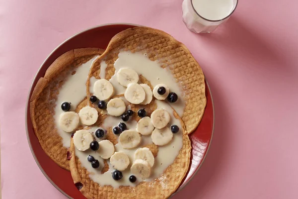 çilek, muz ve süt ile ev yapımı kek