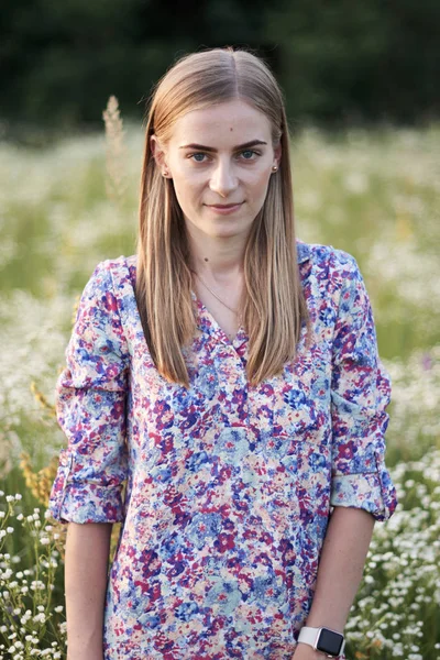 Tarlada güzel bir kız