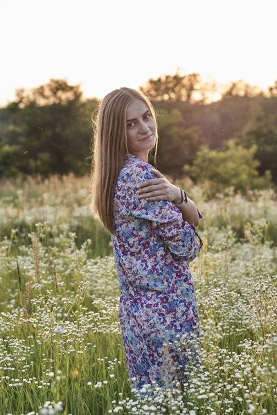 Schöne Mädchen Auf Dem Feld — Stockfoto