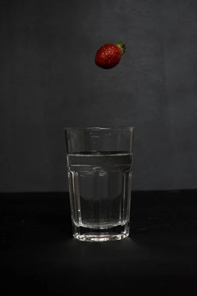 一杯水或鸡尾酒与草莓 — 图库照片