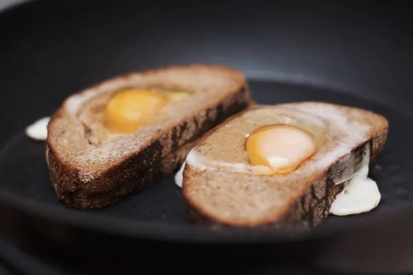 Ovos Escalfados Pedaços Pão — Fotografia de Stock