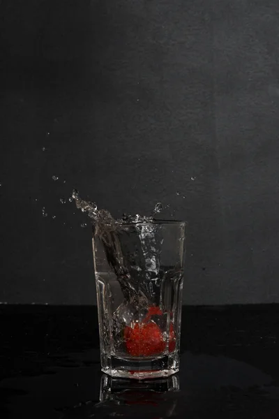 Bicchiere Acqua Cocktail Con Una Fragola — Foto Stock