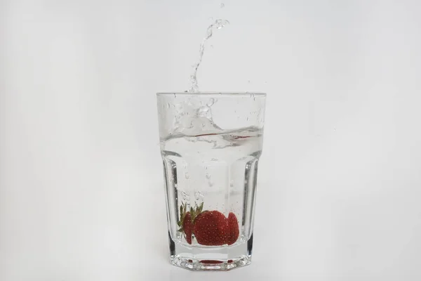 Ποτήρι Νερό Κοκτέιλ Φράουλα — Φωτογραφία Αρχείου