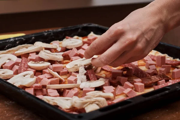 Chef Zet Ingrediënten Zelfgemaakte Pizza Proces Van Het Maken Van — Stockfoto