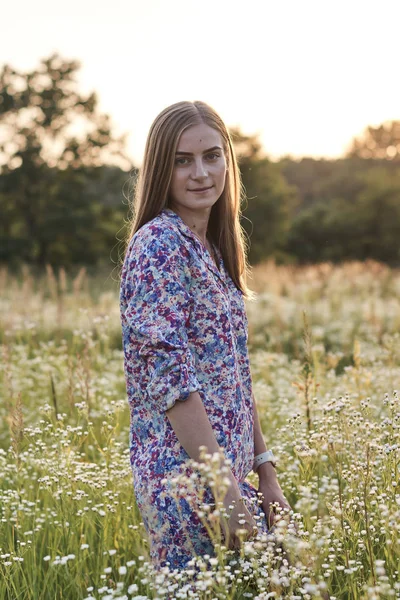 Tarlada güzel bir kız