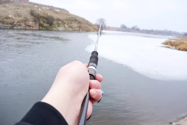 釣り竿 川の背景にリールを回転 — ストック写真
