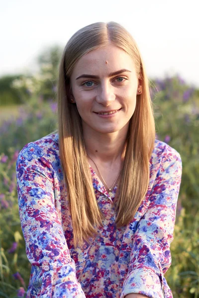 Tarlada güzel bir kız