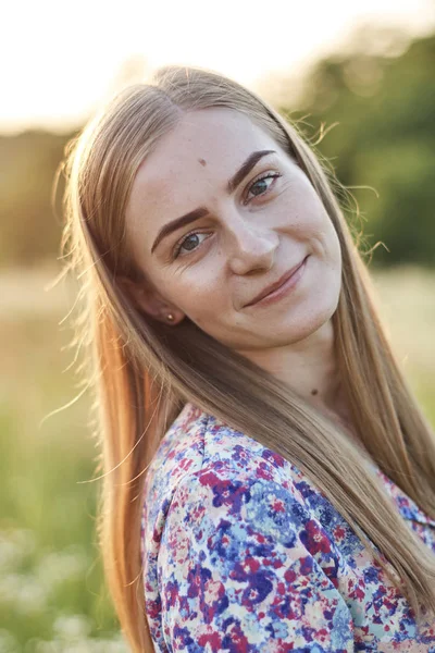 Tarlada güzel bir kız