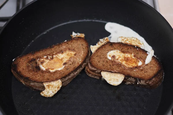 Brood Schijfjes Bakken Met Eieren — Stockfoto