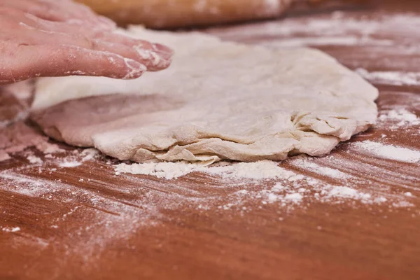 Ahşap masa üzerinde un ve oklava, yakın çekim