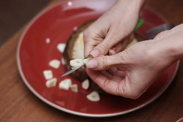 Koki Wanita Memotong Bawang Putih Dengan Pisau Dapur — Stok Foto