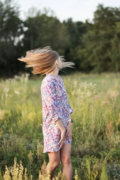 Tarlada güzel bir kız