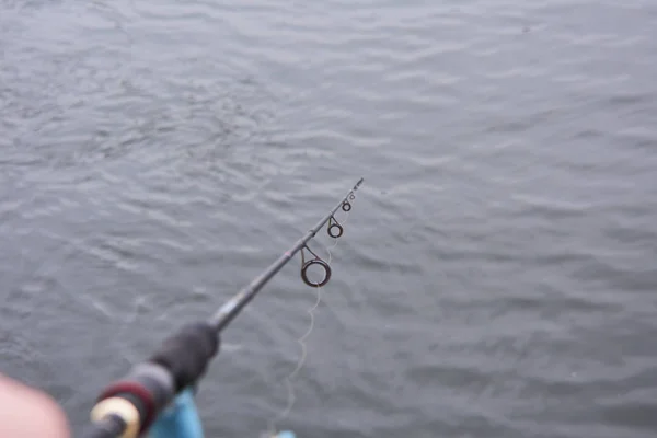 釣り竿 川の背景にリールを回転 — ストック写真