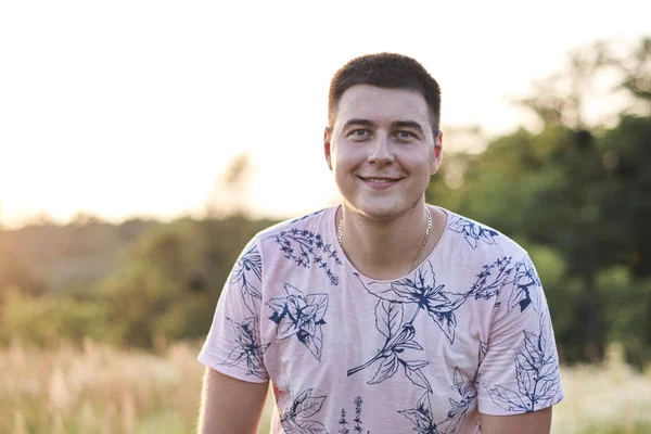 Tarladaki genç bir adamın portresi.