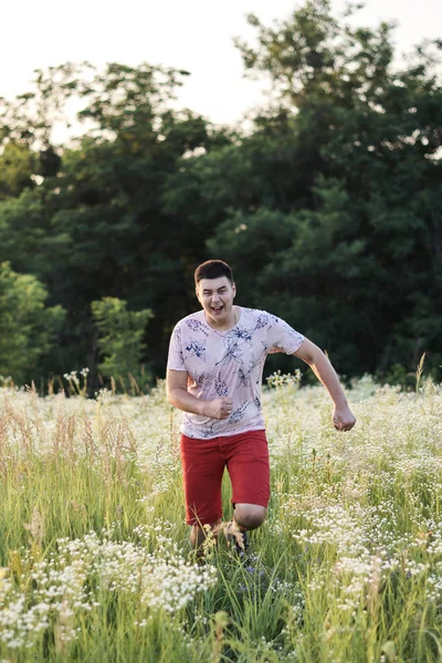 Tarladaki genç bir adamın portresi.