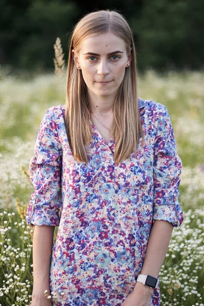 Tarlada güzel bir kız