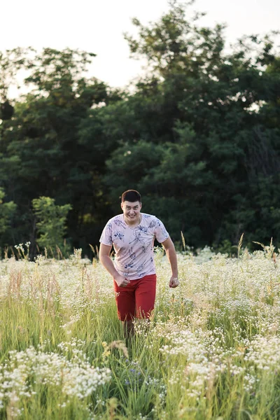 Tarladaki genç bir adamın portresi.