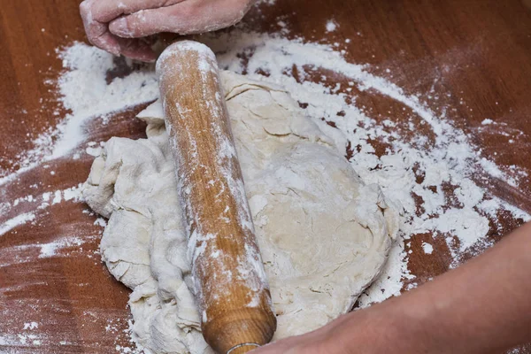 Ahşap masa üzerinde un ve oklava, yakın çekim