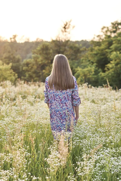 Tarlada güzel bir kız