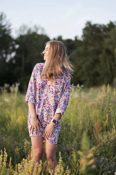 Tarlada güzel bir kız