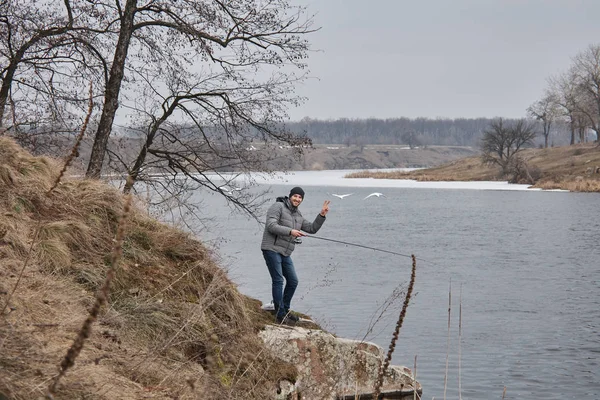 川で釣りをする若者 — ストック写真