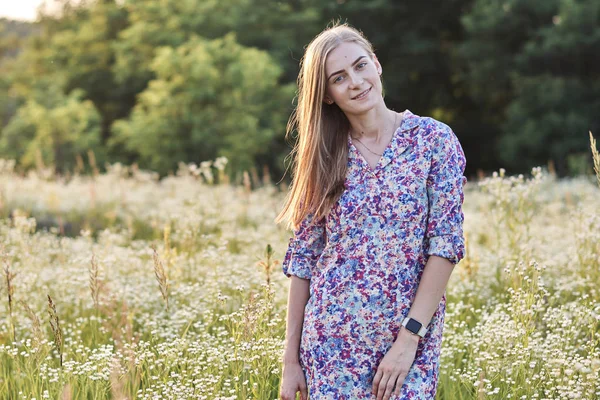 Schöne Mädchen Auf Dem Feld — Stockfoto