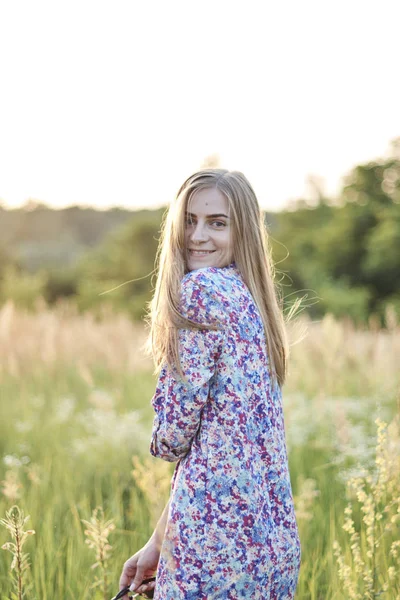 Tarlada güzel bir kız