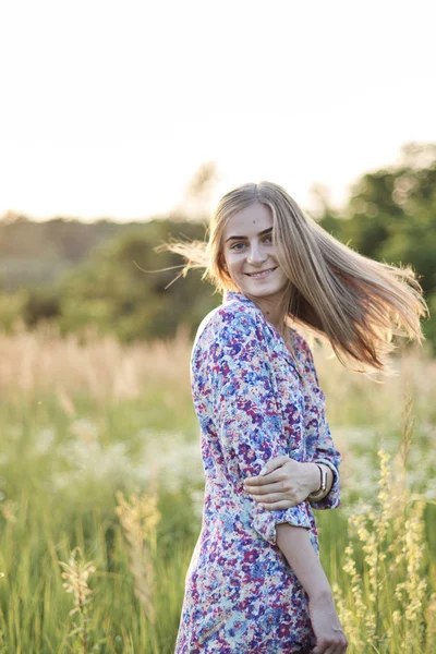 Jovem Mulher Parque — Fotografia de Stock