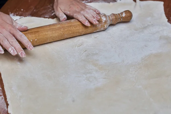 Manos Rodando Masa Para Pizza Mesa Madera Cerca Masa Para —  Fotos de Stock