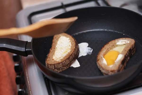 Brood Schijfjes Bakken Met Eieren — Stockfoto