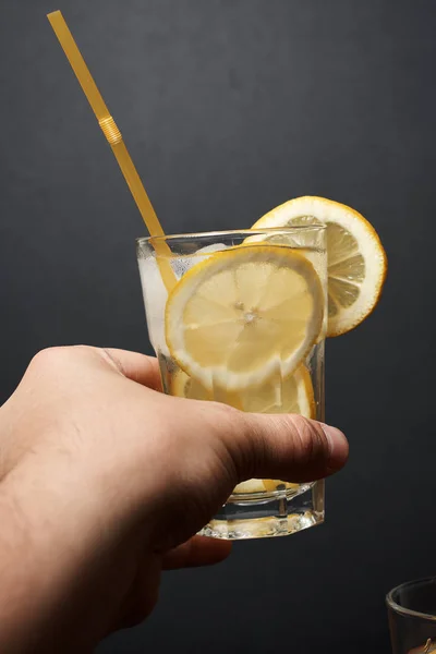 Vaso Agua Con Limón Mano — Foto de Stock