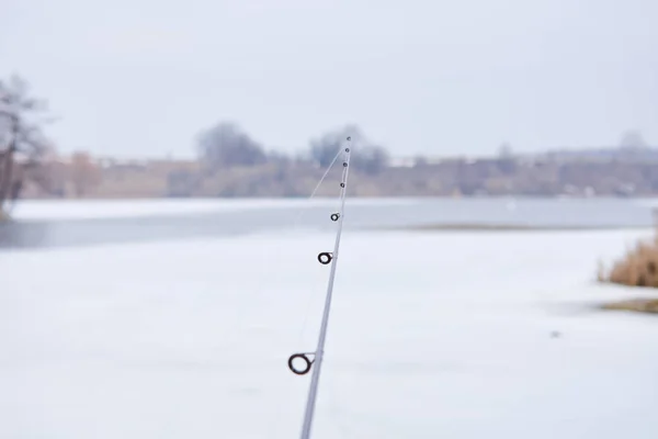 Angelrute Spinnrolle Auf Dem Flusshintergrund — Stockfoto