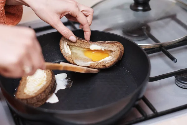 Brood Schijfjes Bakken Met Eieren — Stockfoto