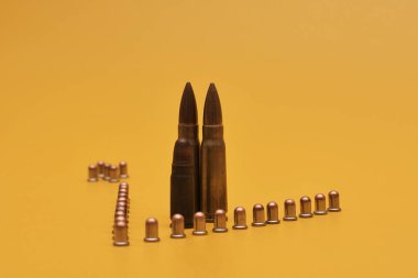 Parlak sarı arka planda madde işaretleri