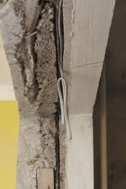 Elektrikçi elektrik prizi için plastik kutu yüklüyor 