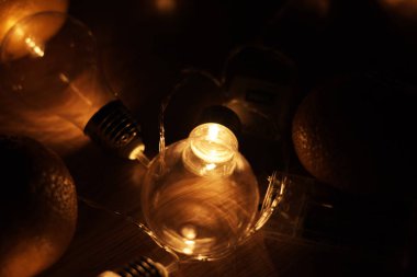 Koyu arka plan üzerinde vintage lamba ampuller Garland