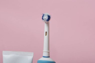 Pembe üzerine diş macunu sürmüş diş fırçasının yakın plan fotoğrafı.