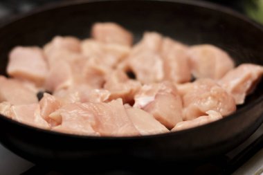 Tavada hazırlanmış doğranmış tavuk göğsünün yakın plan görüntüsü.